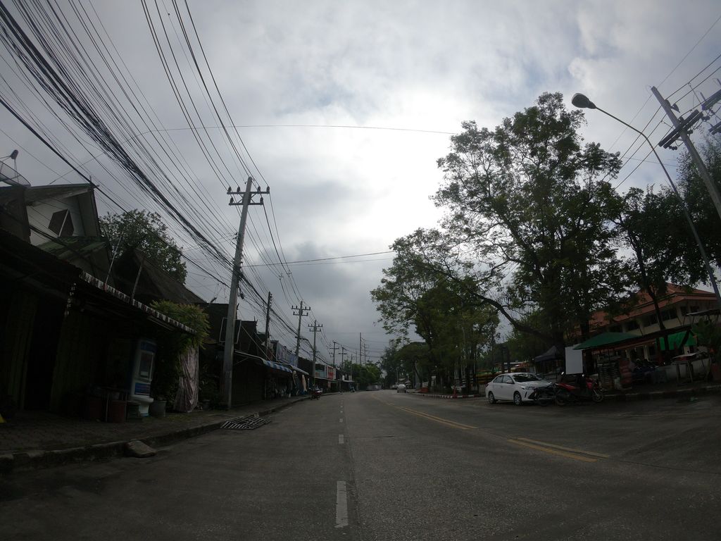 ภาพถนนตรงที่ ร้าน ไอแอมแควี่ รักหนูมั้ย ตั้งอยู่ ถ่ายโดย chanuwath_grab พ.ศ. 2562 (2019) · A street-level view of where ร้าน ไอแอมแควี่ รักหนูมั้ย · Ran Aiaemkhwae Raknumai stands, by chanuwath_grab in 2562 (2019)
