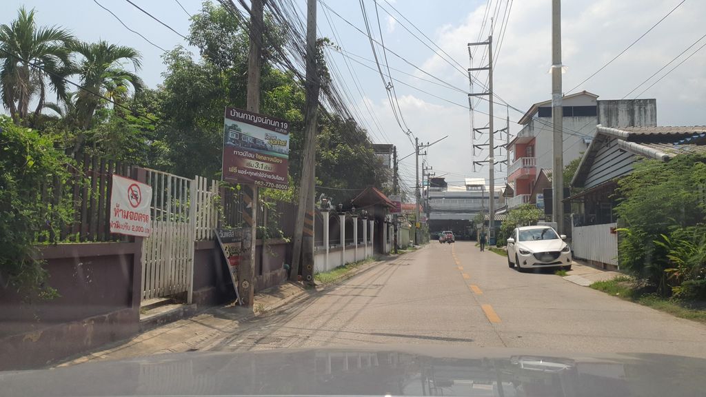 ภาพถนนตรงที่ Nilobon Fight Club GYM. Chiangmai ตั้งอยู่ ถ่ายโดย jrcarlsen พ.ศ. 2565 (2022) · A street-level view of where Nilobon Fight Club GYM. Chiangmai stands, by jrcarlsen in 2565 (2022)