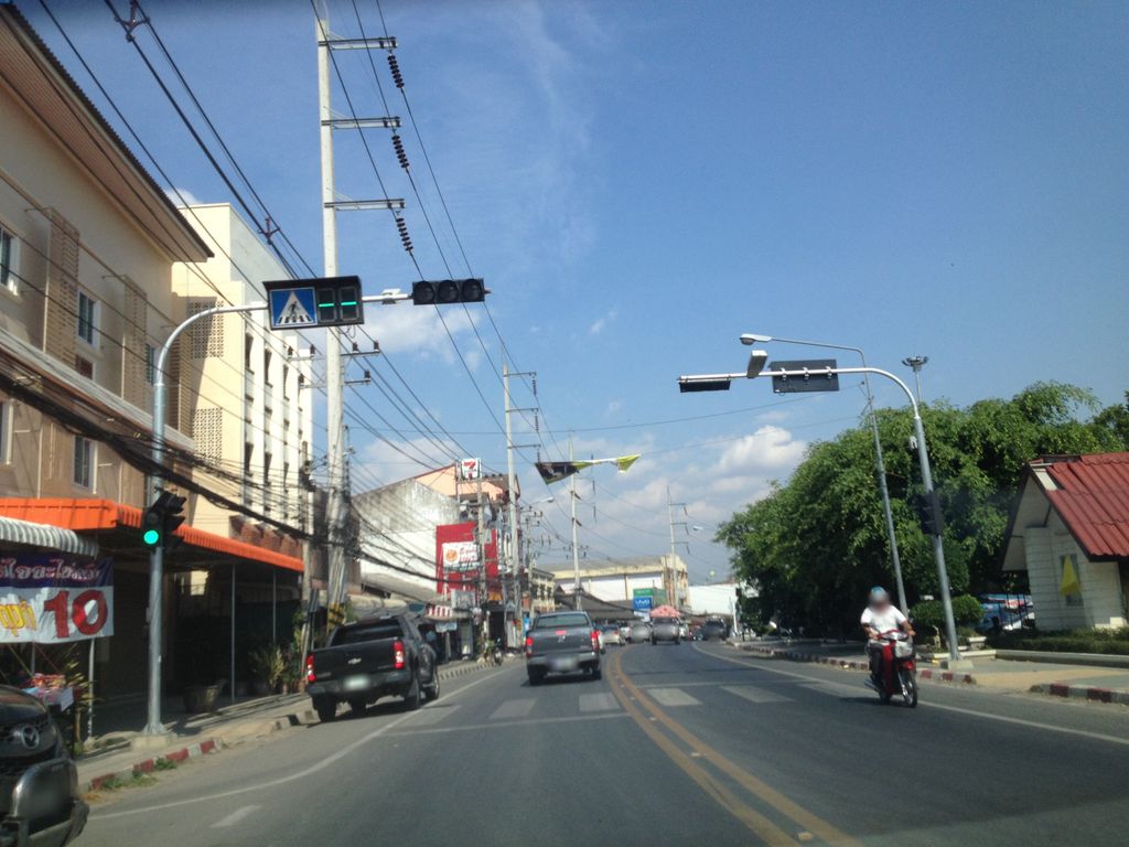 ภาพถนนตรงที่ ร้านแสงเจริญ ตั้งอยู่ ถ่ายโดย jimwatana พ.ศ. 2558 (2015) · A street-level view of where ร้านแสงเจริญ · Ran Saeng Charoen stands, by jimwatana in 2558 (2015)