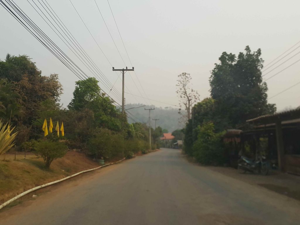 ภาพถนนตรงที่ วัดปางไม้แดง ตั้งอยู่ ถ่ายโดย jrcarlsen พ.ศ. 2558 (2015) · A street-level view of where วัดปางไม้แดง · Wat Pang Mai Daeng stands, by jrcarlsen in 2558 (2015)
