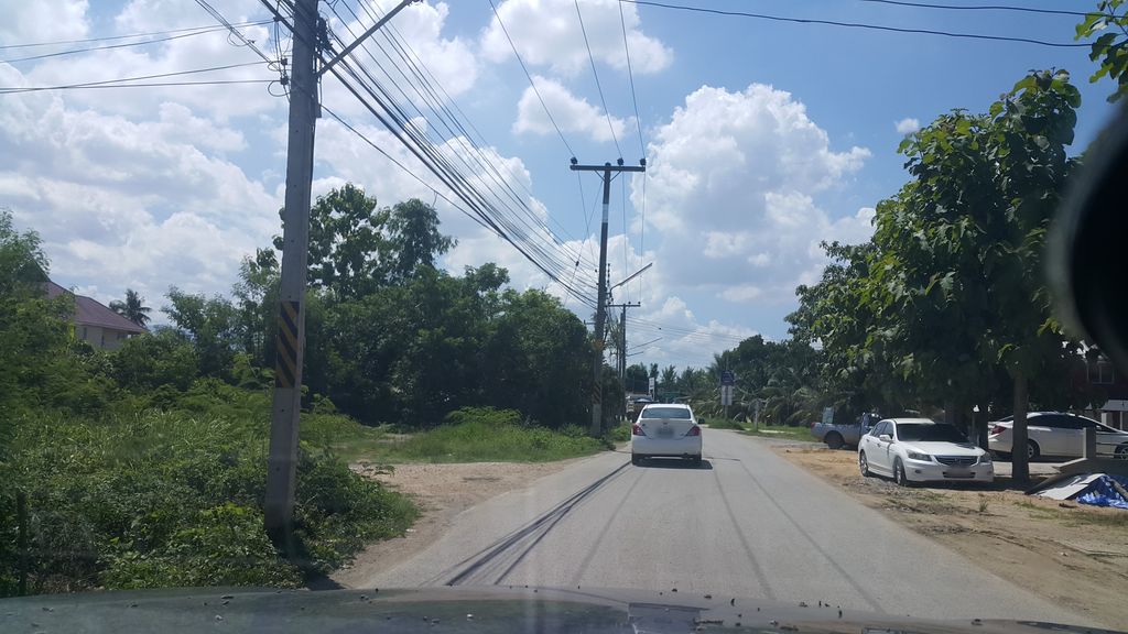 ภาพถนนตรงที่ ช่างทอง ตัดผมชาย ตั้งอยู่ ถ่ายโดย jrcarlsen พ.ศ. 2562 (2019) · A street-level view of where ช่างทอง ตัดผมชาย · Changthong Tatphomchai stands, by jrcarlsen in 2562 (2019)