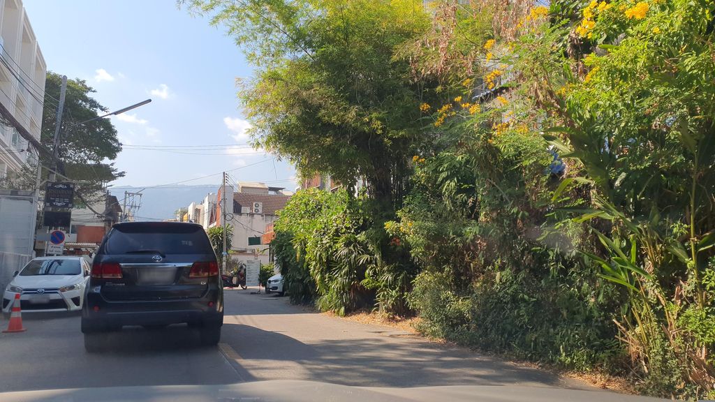 ภาพถนนตรงที่ The Nimman13 Guesthouse ตั้งอยู่ ถ่ายโดย jrcarlsen พ.ศ. 2566 (2023) · A street-level view of where The Nimman13 Guesthouse stands, by jrcarlsen in 2566 (2023)