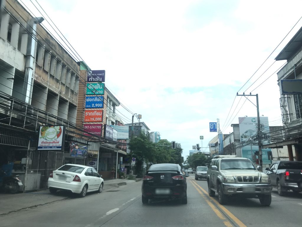 ภาพถนนตรงที่ ก๋วยเตี๋ยวกาฬสินธุ์ ตั้งอยู่ ถ่ายโดย prasert พ.ศ. 2561 (2018) · A street-level view of where ก๋วยเตี๋ยวกาฬสินธุ์ · Kuaitiao Kansin stands, by prasert in 2561 (2018)