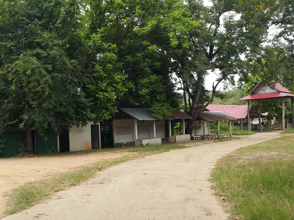 ภาพถนนตรงที่ แม่ท่าช้างกางโต้ง ตั้งอยู่ ถ่ายโดย jrcarlsen พ.ศ. 2558 (2015) · A street-level view of where แม่ท่าช้างกางโต้ง · Mae Tha Chang Kang Tong stands, by jrcarlsen in 2558 (2015)