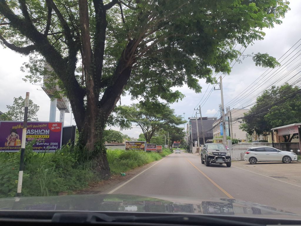 ภาพถนนตรงที่ ม่วนใจ๋กาแฟ ตั้งอยู่ ถ่ายโดย jrcarlsen พ.ศ. 2566 (2023) · A street-level view of where ม่วนใจ๋กาแฟ · Muanchaikafae stands, by jrcarlsen in 2566 (2023)
