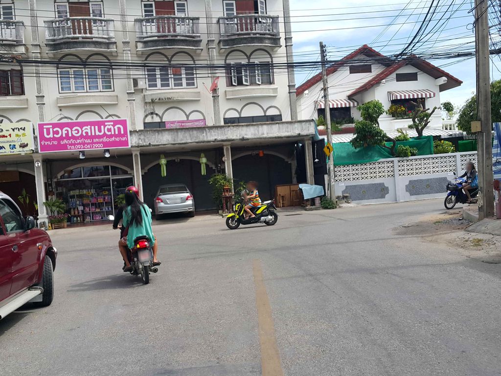 ภาพถนนตรงที่ สำนักงานกฎหมายติณณภพทนายความ ตั้งอยู่ ถ่ายโดย jrcarlsen พ.ศ. 2558 (2015) · A street-level view of where สำนักงานกฎหมายติณณภพทนายความ · Samnakngan Kotmai Tin Naphop Thanaikhwam stands, by jrcarlsen in 2558 (2015)
