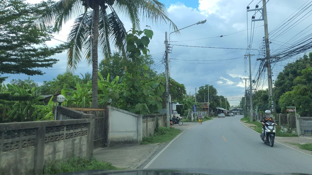 ภาพถนนตรงที่ สบายสบายคอฟฟี่แอนด์คาเฟ่ ตั้งอยู่ ถ่ายโดย jrcarlsen พ.ศ. 2564 (2021) · A street-level view of where สบายสบายคอฟฟี่แอนด์คาเฟ่ · Sabai Sabai Coffee & Café stands, by jrcarlsen in 2564 (2021)