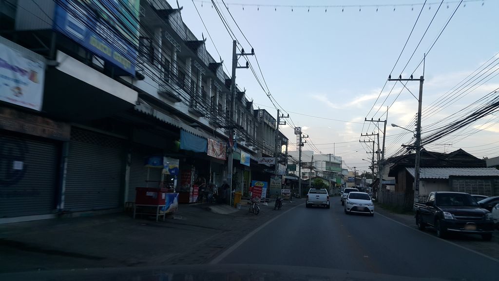 ภาพถนนตรงที่ PDL Electric Sales คลังโคมไฟ ราคาขายส่ง ถูกกว่าในห้าง ตั้งอยู่ ถ่ายโดย jrcarlsen พ.ศ. 2559 (2016) · A street-level view of where PDL Electric Sales คลังโคมไฟ ราคาขายส่ง ถูกกว่าในห้าง stands, by jrcarlsen in 2559 (2016)