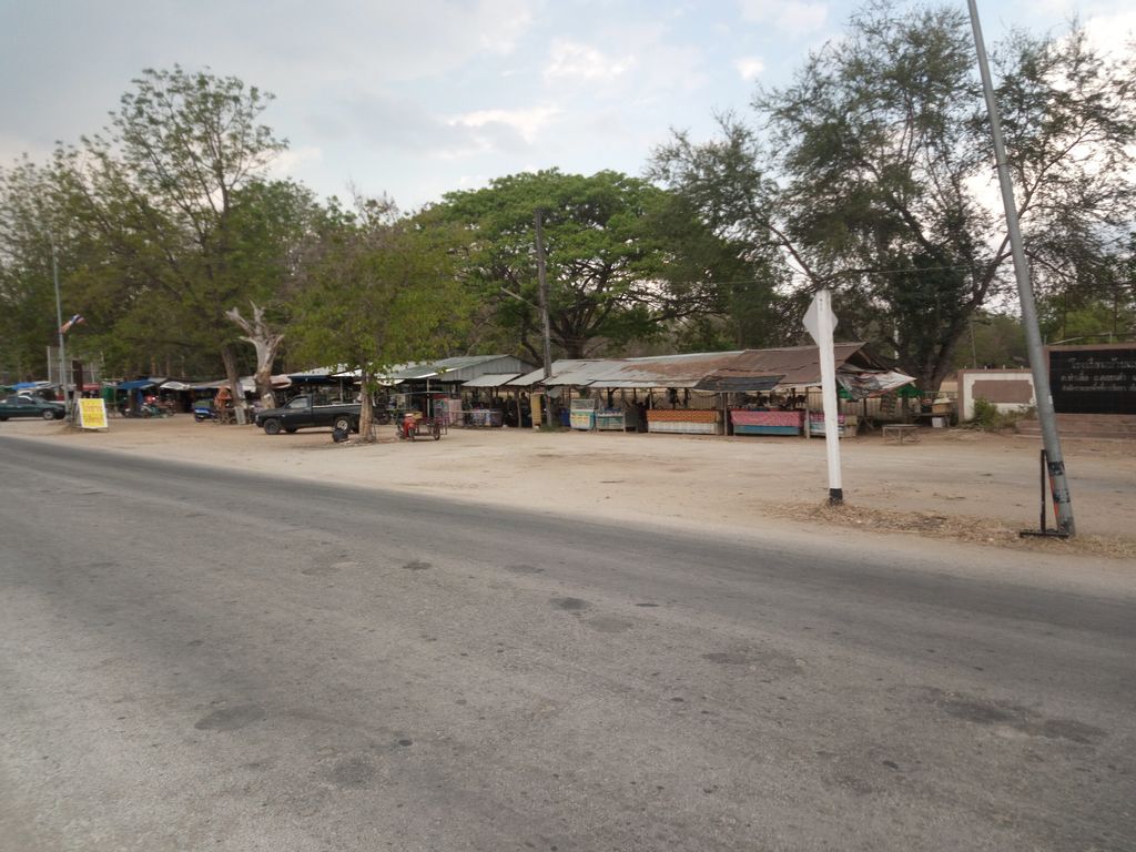 ภาพถนนตรงที่ เซเว่นอีเลฟเว่น ตั้งอยู่ ถ่ายโดย russmcd พ.ศ. 2560 (2017) · A street-level view of where เซเว่นอีเลฟเว่น · Seven Eleven stands, by russmcd in 2560 (2017)