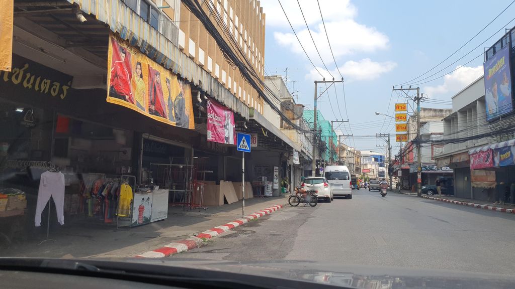 ภาพถนนตรงที่ สุจริตไฟฟ้าซัพพลาย ตั้งอยู่ ถ่ายโดย jrcarlsen พ.ศ. 2565 (2022) · A street-level view of where สุจริตไฟฟ้าซัพพลาย · Sutrit Faifa Sapphlai stands, by jrcarlsen in 2565 (2022)