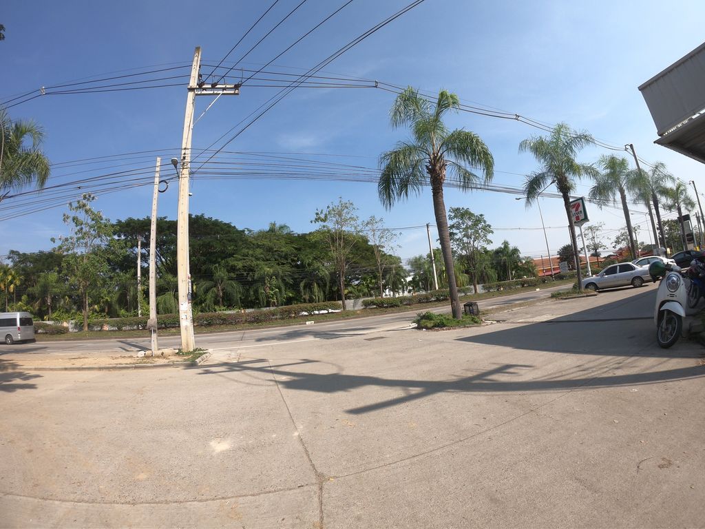 ภาพถนนตรงที่ ร้านลาบลุงรัตน์ ตั้งอยู่ ถ่ายโดย chanuwath_grab พ.ศ. 2562 (2019) · A street-level view of where ร้านลาบลุงรัตน์ · Ran Lablungrat stands, by chanuwath_grab in 2562 (2019)