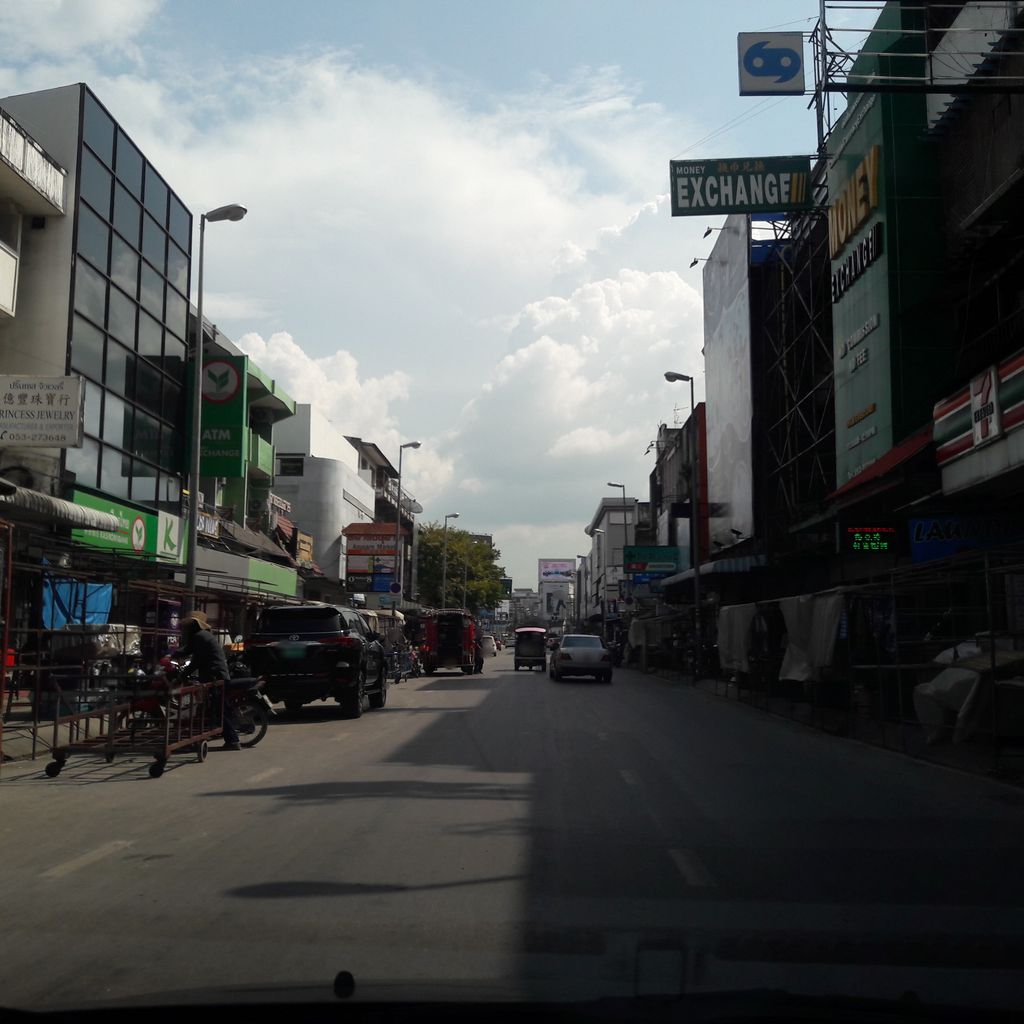 ภาพถนนตรงที่ PhaPloen Market : พาเพลิน มาร์เก็ต ตั้งอยู่ ถ่ายโดย superbate พ.ศ. 2561 (2018) · A street-level view of where PhaPloen Market : พาเพลิน มาร์เก็ต stands, by superbate in 2561 (2018)
