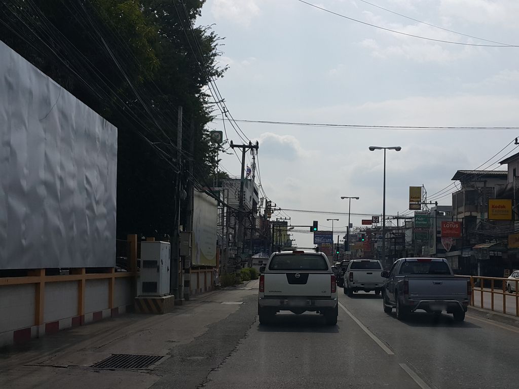 ภาพถนนตรงที่ ไปรษณีย์ ช้างเผือก ตั้งอยู่ ถ่ายโดย jrcarlsen พ.ศ. 2558 (2015) · A street-level view of where ไปรษณีย์ ช้างเผือก · Chang Phueak Post office stands, by jrcarlsen in 2558 (2015)