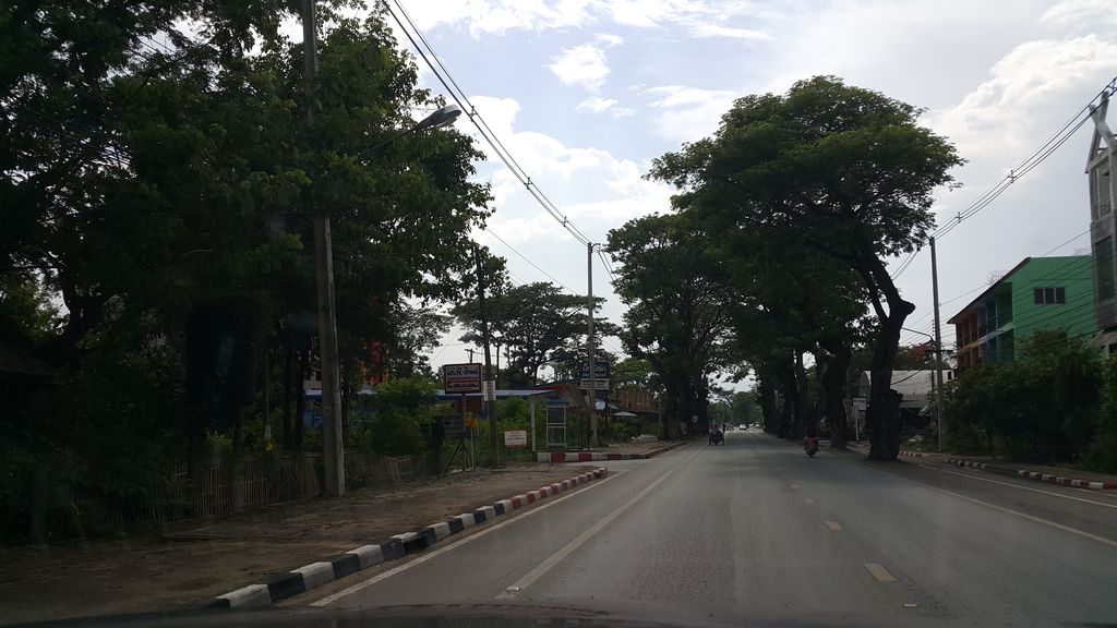 ภาพถนนตรงที่ ดีกรี 56 ตั้งอยู่ ถ่ายโดย jrcarlsen พ.ศ. 2559 (2016) · A street-level view of where ดีกรี 56 · Dikri 56 stands, by jrcarlsen in 2559 (2016)