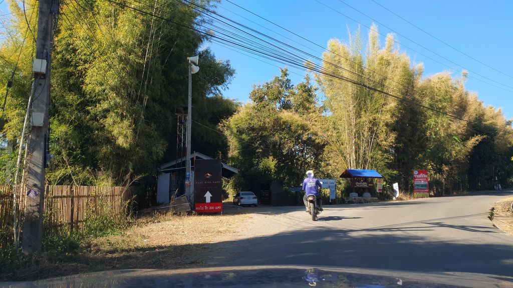 ภาพถนนตรงที่ มุ่งมานะฟาร์ม ตั้งอยู่ ถ่ายโดย jrcarlsen พ.ศ. 2565 (2022) · A street-level view of where มุ่งมานะฟาร์ม · Mung Mana Farm stands, by jrcarlsen in 2565 (2022)