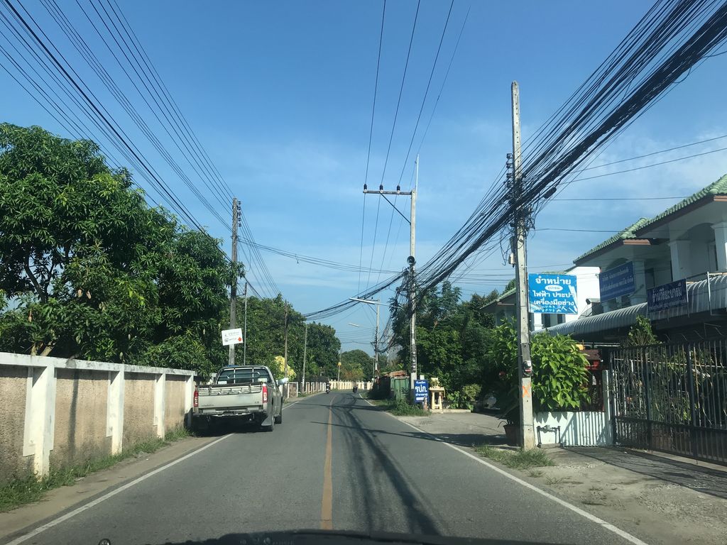 ภาพถนนตรงที่ หมู่บ้าน พิงค์ดอย เพลส ตั้งอยู่ ถ่ายโดย prasert พ.ศ. 2561 (2018) · A street-level view of where หมู่บ้าน พิงค์ดอย เพลส · Phingdoi Place Village stands, by prasert in 2561 (2018)