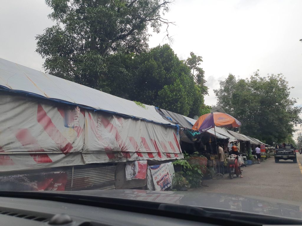 ภาพถนนตรงที่ ถิ่นเมคคา ตั้งอยู่ ถ่ายโดย jrcarlsen พ.ศ. 2566 (2023) · A street-level view of where ถิ่นเมคคา · Thinmekkha stands, by jrcarlsen in 2566 (2023)