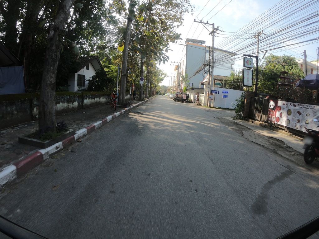 ภาพถนนตรงที่ ร้านบ้านฝน ตั้งอยู่ ถ่ายโดย chanuwath_grab พ.ศ. 2562 (2019) · A street-level view of where ร้านบ้านฝน · Ran Ban Fon stands, by chanuwath_grab in 2562 (2019)