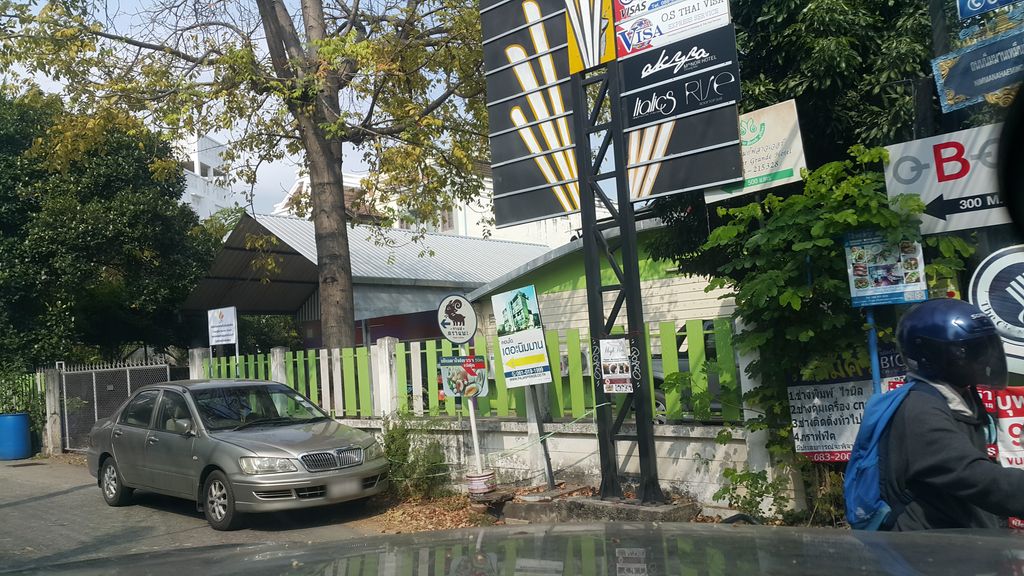 ภาพถนนตรงที่ Sirin Cozy Nimman ตั้งอยู่ ถ่ายโดย jrcarlsen พ.ศ. 2562 (2019) · A street-level view of where Sirin Cozy Nimman stands, by jrcarlsen in 2562 (2019)