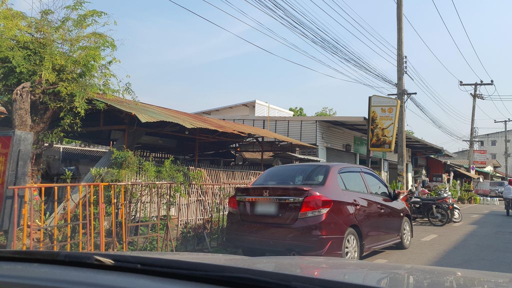 ภาพถนนตรงที่ เกียรติชัย เชลล์ชวนชิม ตั้งอยู่ ถ่ายโดย jrcarlsen พ.ศ. 2565 (2022) · A street-level view of where เกียรติชัย เชลล์ชวนชิม · Kiantichai Shell Chuanchim stands, by jrcarlsen in 2565 (2022)