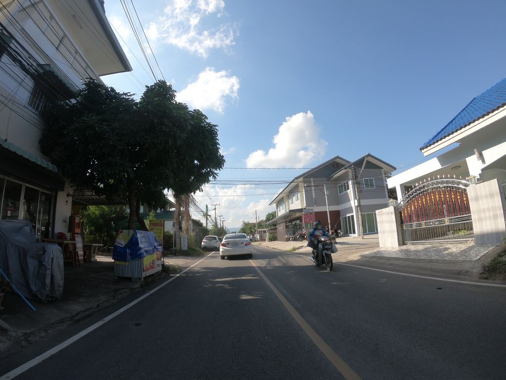 ภาพถนนตรงที่ ชินแชมพู ยืดผมถาวรเชียงใหม่ ตั้งอยู่ ถ่ายโดย chanuwath_grab พ.ศ. 2562 (2019) · A street-level view of where ชินแชมพู ยืดผมถาวรเชียงใหม่ · Chinchaemphu Yuetphomthaora Chiang Mai stands, by chanuwath_grab in 2562 (2019)