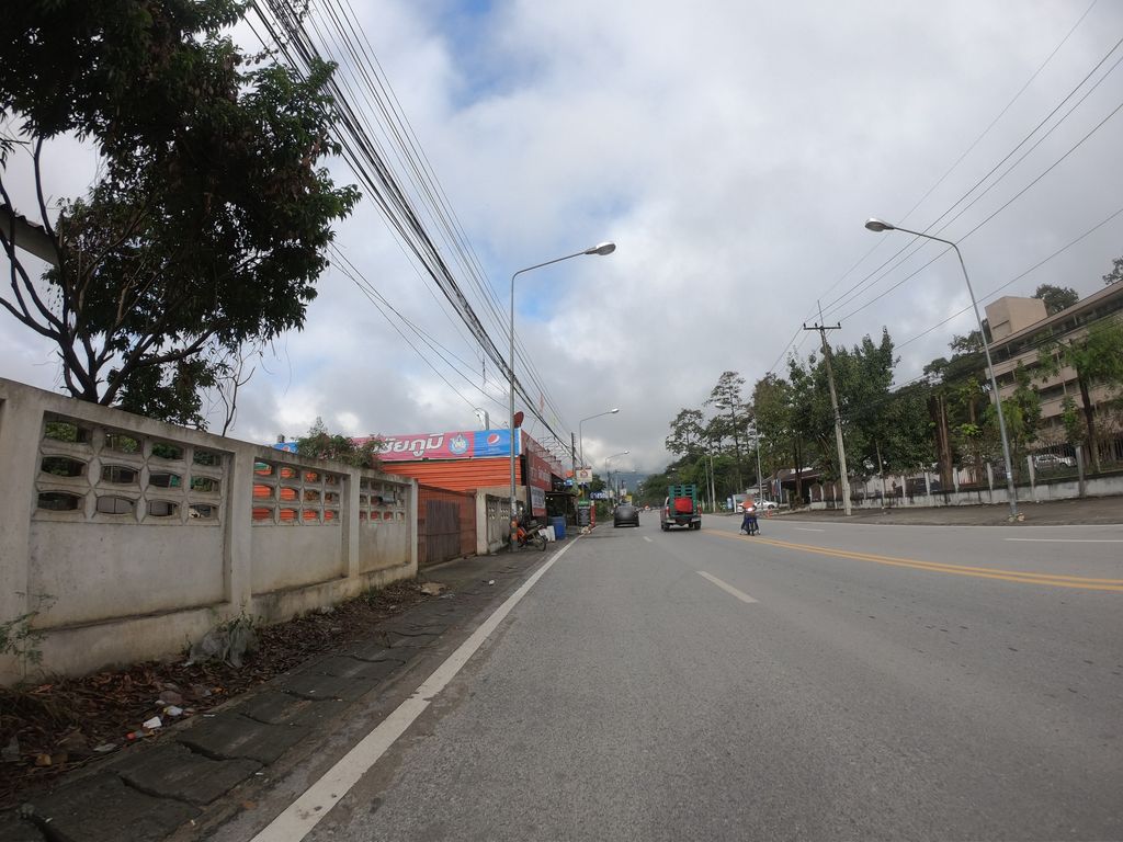 ภาพถนนตรงที่ ลิณย์ Thai Restaurant ตั้งอยู่ ถ่ายโดย chanuwath_grab พ.ศ. 2562 (2019) · A street-level view of where ลิณย์ Thai Restaurant stands, by chanuwath_grab in 2562 (2019)
