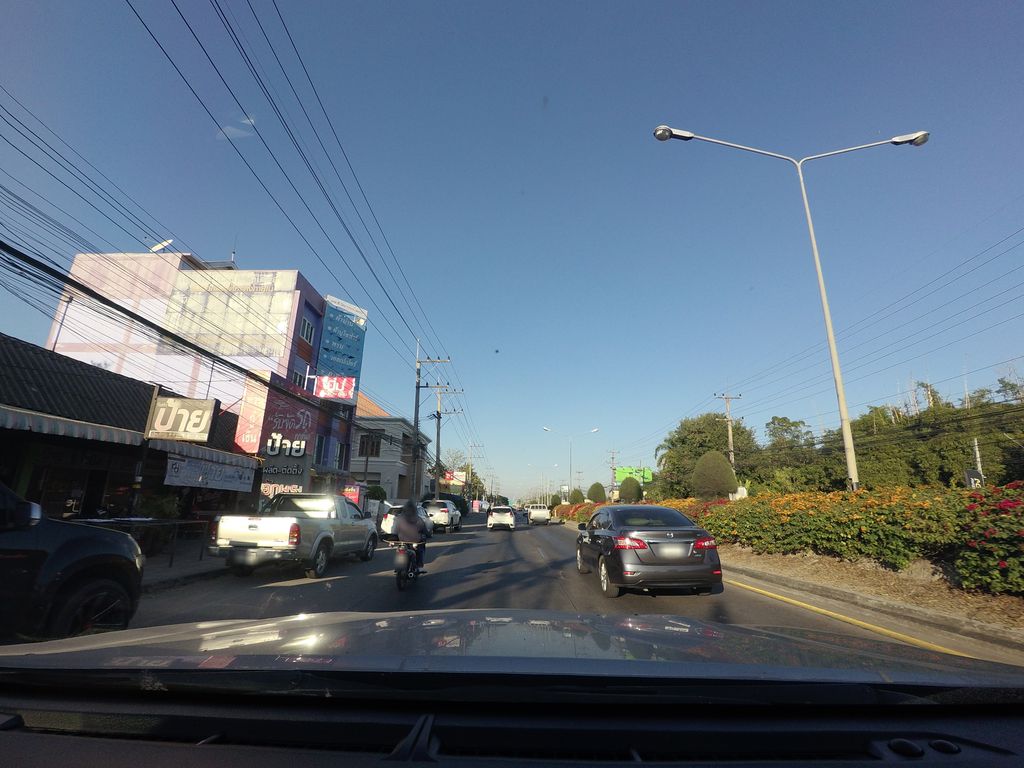 ภาพถนนตรงที่ ร้านแว่นตาแว่นสายตา เพื่อนคู่ตา ตั้งอยู่ ถ่ายโดย mishari พ.ศ. 2563 (2020) · A street-level view of where ร้านแว่นตาแว่นสายตา เพื่อนคู่ตา · Ran Waenta Waensaita Phueankhuta stands, by mishari in 2563 (2020)