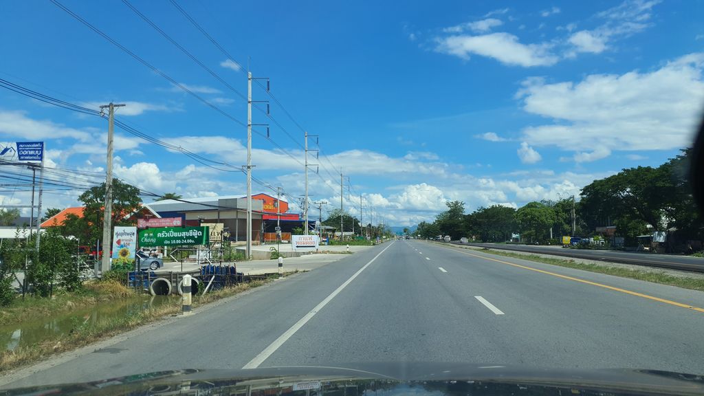 ภาพถนนตรงที่ โกดังขุมทรัพย์ ตั้งอยู่ ถ่ายโดย jrcarlsen พ.ศ. 2564 (2021) · A street-level view of where โกดังขุมทรัพย์ · Kodang Khumsap stands, by jrcarlsen in 2564 (2021)