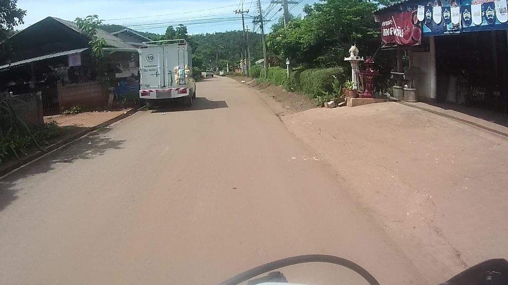 ภาพถนนตรงที่ ร้านอาหารป้าส้มป้าแมวสะเมิง ตั้งอยู่ ถ่ายโดย julcnx พ.ศ. 2566 (2023) · A street-level view of where ร้านอาหารป้าส้มป้าแมวสะเมิง · Pa Som Pamaeo Samoeng Restaurant stands, by julcnx in 2566 (2023)