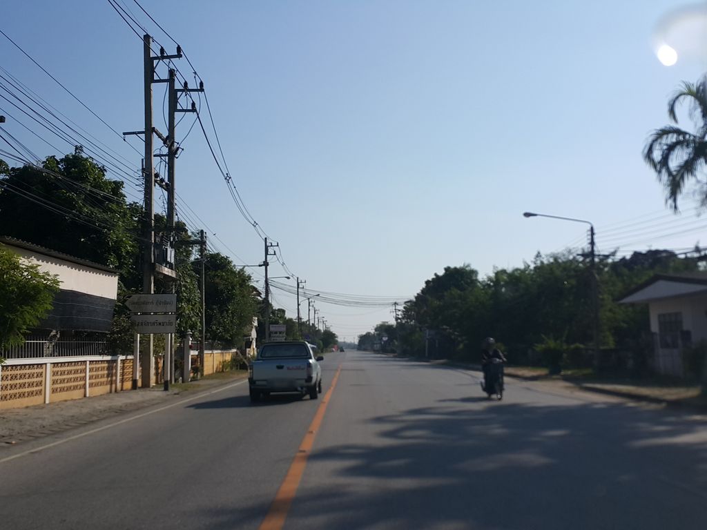 ภาพถนนตรงที่ ก๋วยเตี๋ยวไข่นก ตั้งอยู่ ถ่ายโดย jrcarlsen พ.ศ. 2558 (2015) · A street-level view of where ก๋วยเตี๋ยวไข่นก · Kuaitiao Khai Nok stands, by jrcarlsen in 2558 (2015)