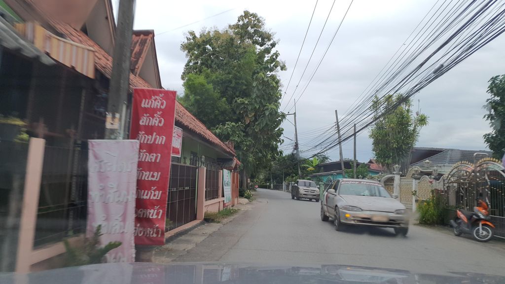 ภาพถนนตรงที่ ร้านลาบเขียง ตั้งอยู่ ถ่ายโดย jrcarlsen พ.ศ. 2564 (2021) · A street-level view of where ร้านลาบเขียง · Ran Lap Khiang stands, by jrcarlsen in 2564 (2021)
