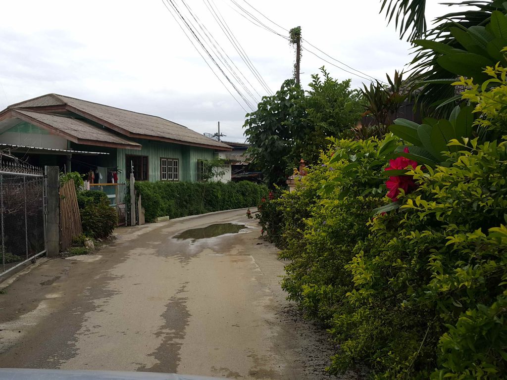 ภาพถนนตรงที่ I'm slow bar ตั้งอยู่ ถ่ายโดย jrcarlsen พ.ศ. 2558 (2015) · A street-level view of where I'm slow bar stands, by jrcarlsen in 2558 (2015)