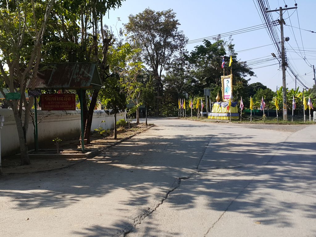 ภาพถนนตรงที่ ดาริกา ตั้งอยู่ ถ่ายโดย jrcarlsen พ.ศ. 2558 (2015) · A street-level view of where ดาริกา · Darika stands, by jrcarlsen in 2558 (2015)