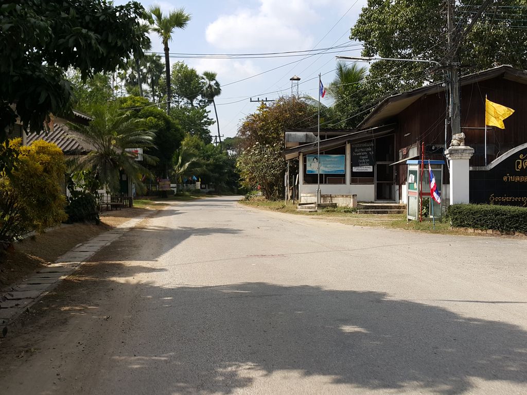 ภาพถนนตรงที่ อู่ช่างอาท สันกำแพง ตั้งอยู่ ถ่ายโดย jrcarlsen พ.ศ. 2557 (2014) · A street-level view of where อู่ช่างอาท สันกำแพง · Uchangat San Kamphaeng stands, by jrcarlsen in 2557 (2014)