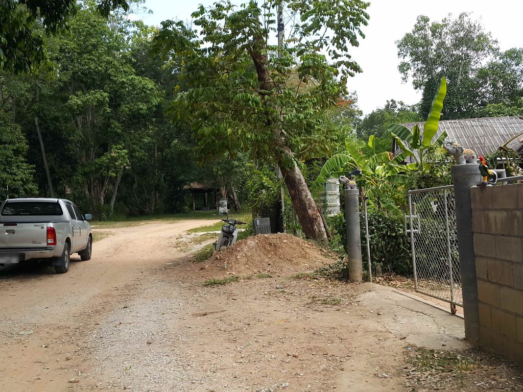 ภาพถนนตรงที่ ร้าน อ้ายหมาน ตั้งอยู่ ถ่ายโดย jrcarlsen พ.ศ. 2558 (2015) · A street-level view of where ร้าน อ้ายหมาน · Ran Aiman stands, by jrcarlsen in 2558 (2015)