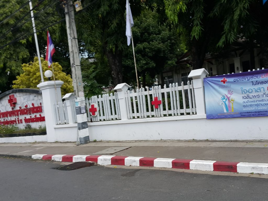 ภาพถนนตรงที่ Red Cross Blood Bank Donation Center ตั้งอยู่ ถ่ายโดย jrcarlsen พ.ศ. 2558 (2015) · A street-level view of where Red Cross Blood Bank Donation Center stands, by jrcarlsen in 2558 (2015)