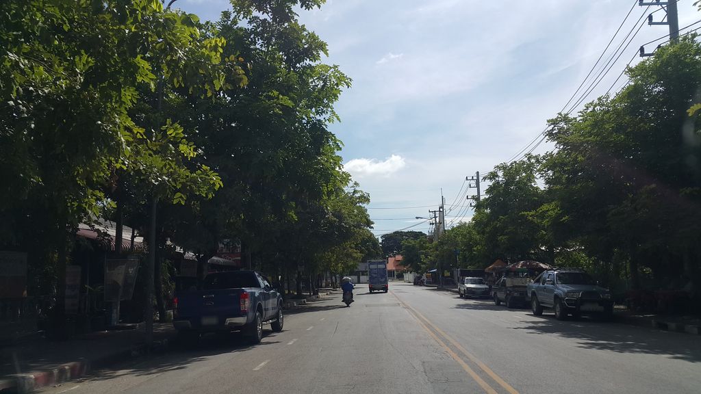 ภาพถนนตรงที่ Entrust TEFL ตั้งอยู่ ถ่ายโดย jrcarlsen พ.ศ. 2559 (2016) · A street-level view of where Entrust TEFL stands, by jrcarlsen in 2559 (2016)