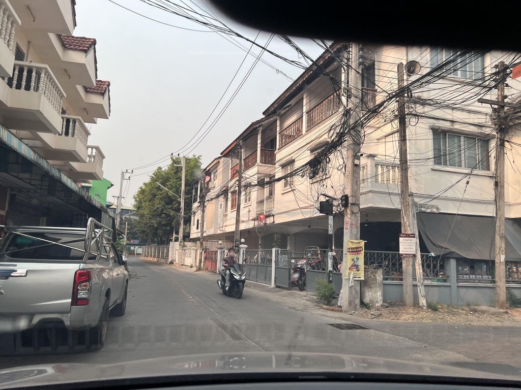 ภาพถนนตรงที่ Thailand Bible Based Literacy ตั้งอยู่ ถ่ายโดย lin_wang พ.ศ. 2567 (2024) · A street-level view of where Thailand Bible Based Literacy stands, by lin_wang in 2567 (2024)