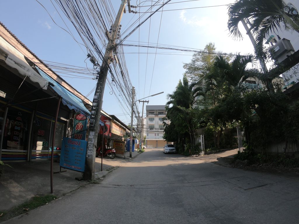 ภาพถนนตรงที่ มีใจคาเฟ่ ตั้งอยู่ ถ่ายโดย chanuwath_grab พ.ศ. 2562 (2019) · A street-level view of where มีใจคาเฟ่ · Michaikhafe stands, by chanuwath_grab in 2562 (2019)