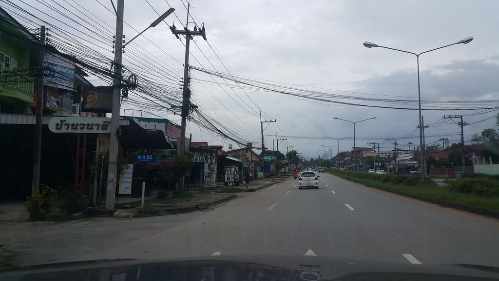 ภาพถนนตรงที่ หอมกรุ่นกาแฟ แม่โจ้ ตั้งอยู่ ถ่ายโดย jrcarlsen พ.ศ. 2561 (2018) · A street-level view of where หอมกรุ่นกาแฟ แม่โจ้ · Homkrunkafae Mae Jo stands, by jrcarlsen in 2561 (2018)