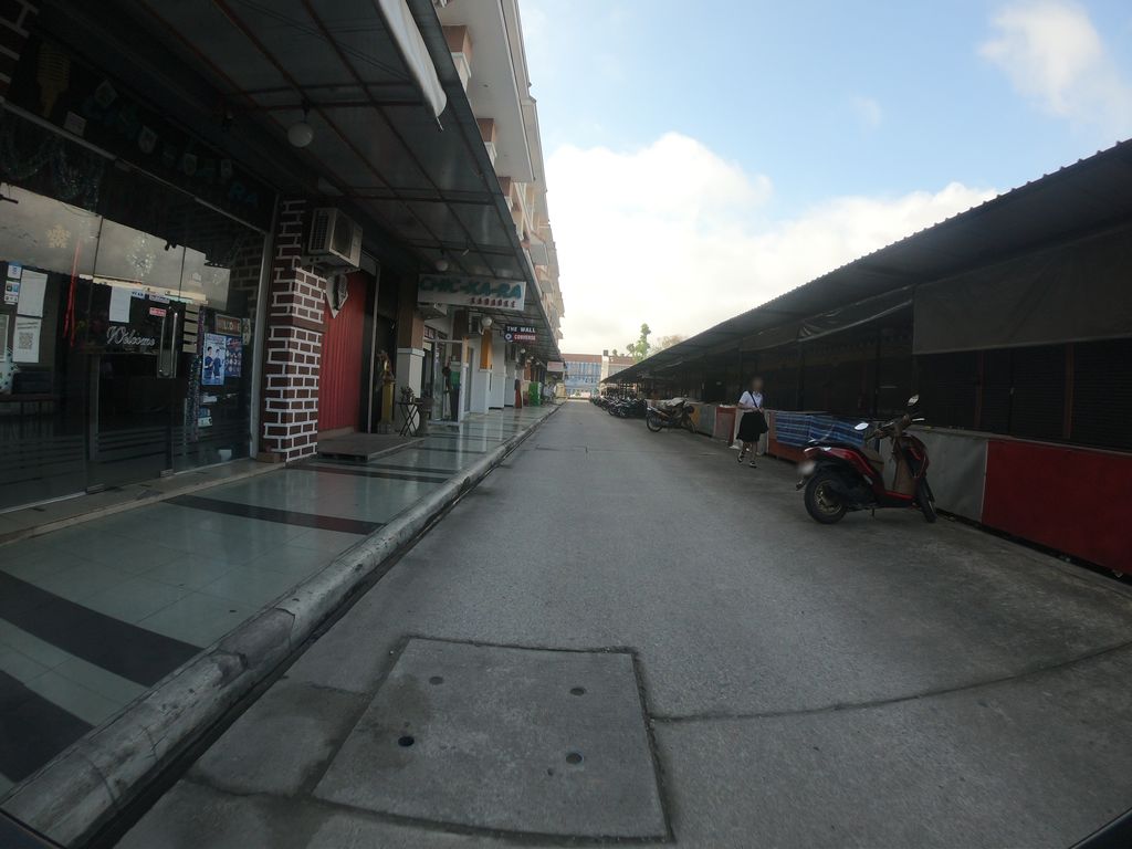 ภาพถนนตรงที่ Swanky shop ตั้งอยู่ ถ่ายโดย chanuwath_grab พ.ศ. 2562 (2019) · A street-level view of where Swanky shop stands, by chanuwath_grab in 2562 (2019)