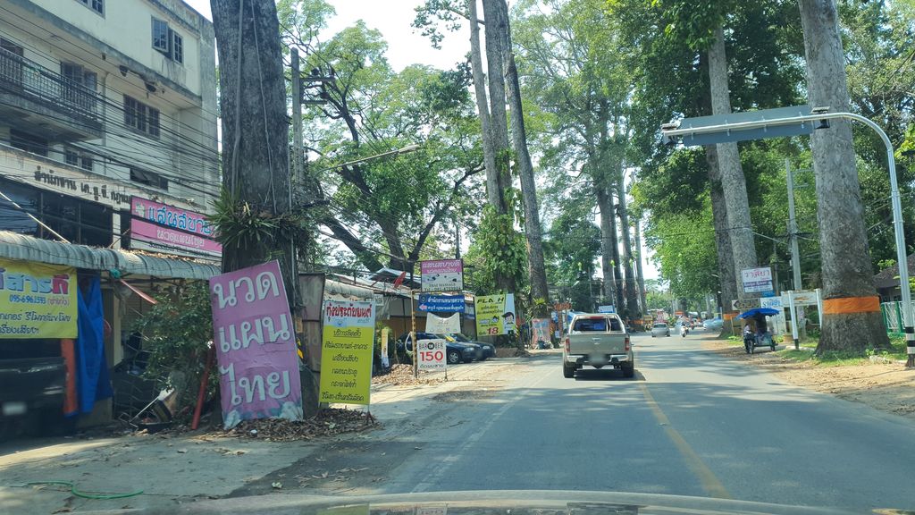 ภาพถนนตรงที่ มิตรคาเฟ่ เชียงใหม่ ตั้งอยู่ ถ่ายโดย jrcarlsen พ.ศ. 2564 (2021) · A street-level view of where มิตรคาเฟ่ เชียงใหม่ · Mitrakhafe Chiang Mai stands, by jrcarlsen in 2564 (2021)