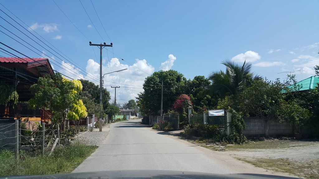 ภาพถนนตรงที่ ลาบปลาแม่เครือวัลย์ ตั้งอยู่ ถ่ายโดย jrcarlsen พ.ศ. 2559 (2016) · A street-level view of where ลาบปลาแม่เครือวัลย์ · Lappla Mae Khruea Wan stands, by jrcarlsen in 2559 (2016)