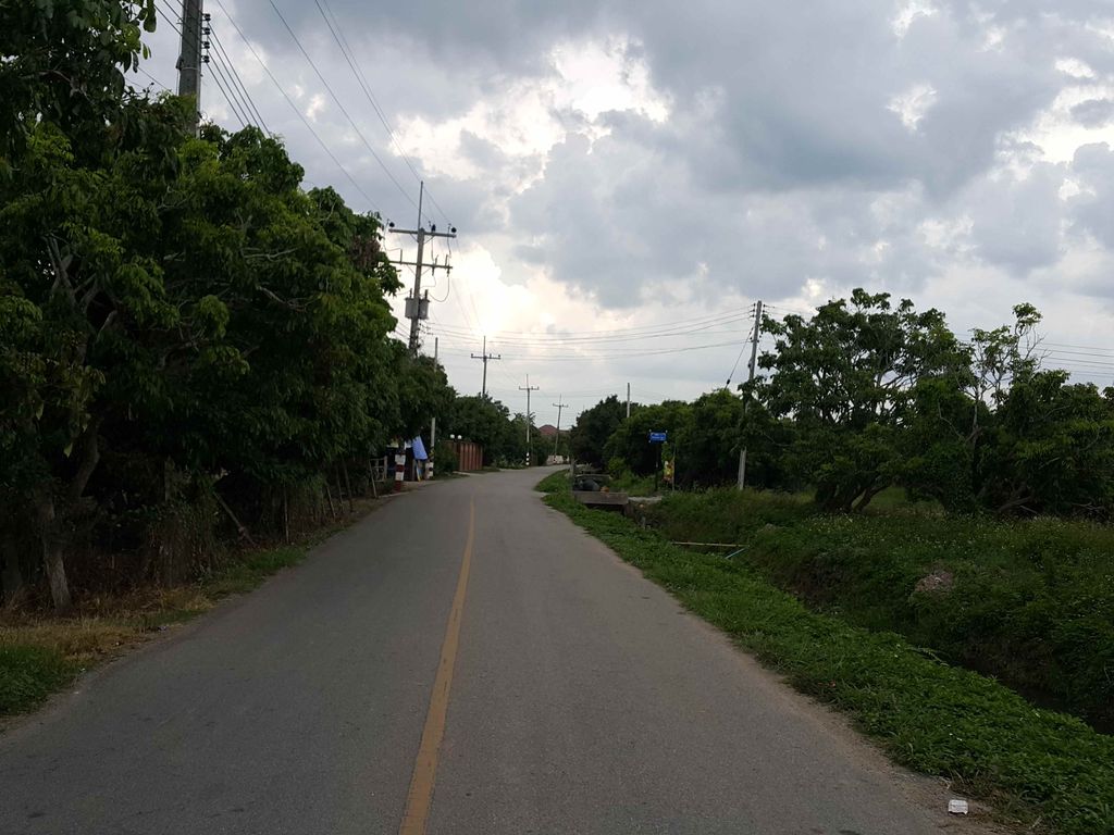 ภาพถนนตรงที่ HOP Chafe สาขาหนองแฝก ตั้งอยู่ ถ่ายโดย jrcarlsen พ.ศ. 2558 (2015) · A street-level view of where HOP Chafe สาขาหนองแฝก stands, by jrcarlsen in 2558 (2015)