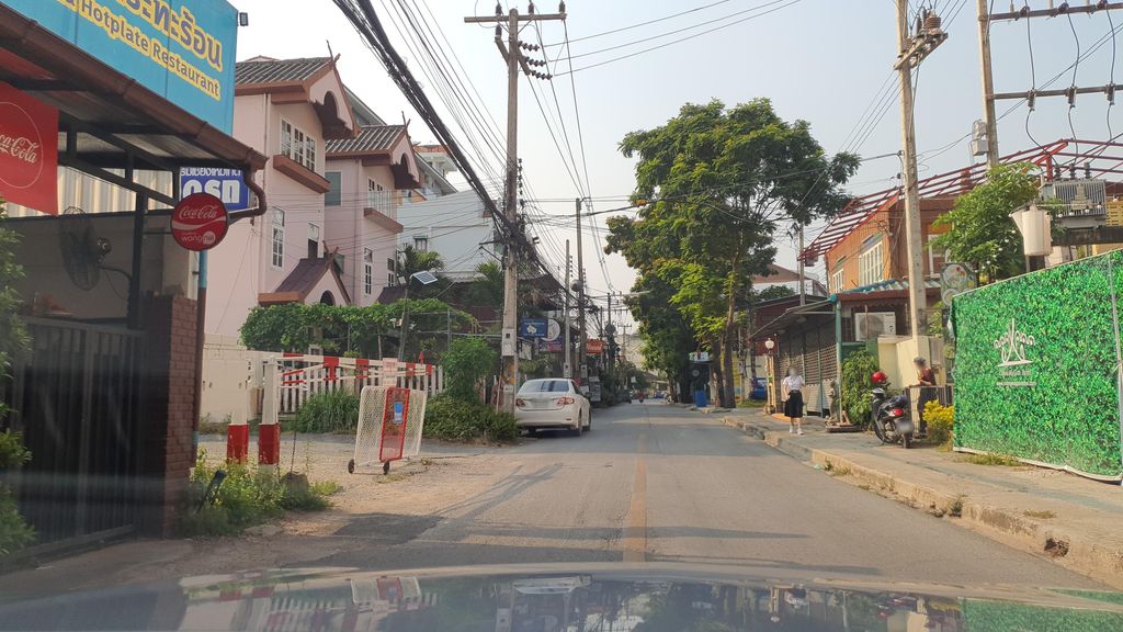 ภาพถนนตรงที่ ชบาไทย นวดไทย ตั้งอยู่ ถ่ายโดย jrcarlsen พ.ศ. 2565 (2022) · A street-level view of where ชบาไทย นวดไทย · Chabathai Nuatthai stands, by jrcarlsen in 2565 (2022)