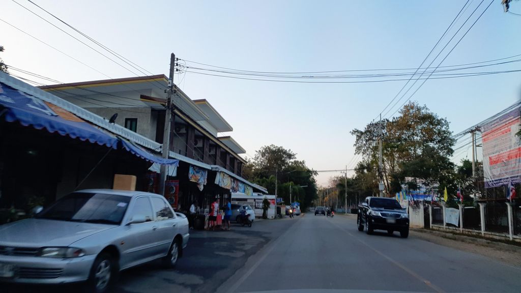 ภาพถนนตรงที่ มีเดชแอร์ ตั้งอยู่ ถ่ายโดย jrcarlsen พ.ศ. 2565 (2022) · A street-level view of where มีเดชแอร์ · Midetae stands, by jrcarlsen in 2565 (2022)