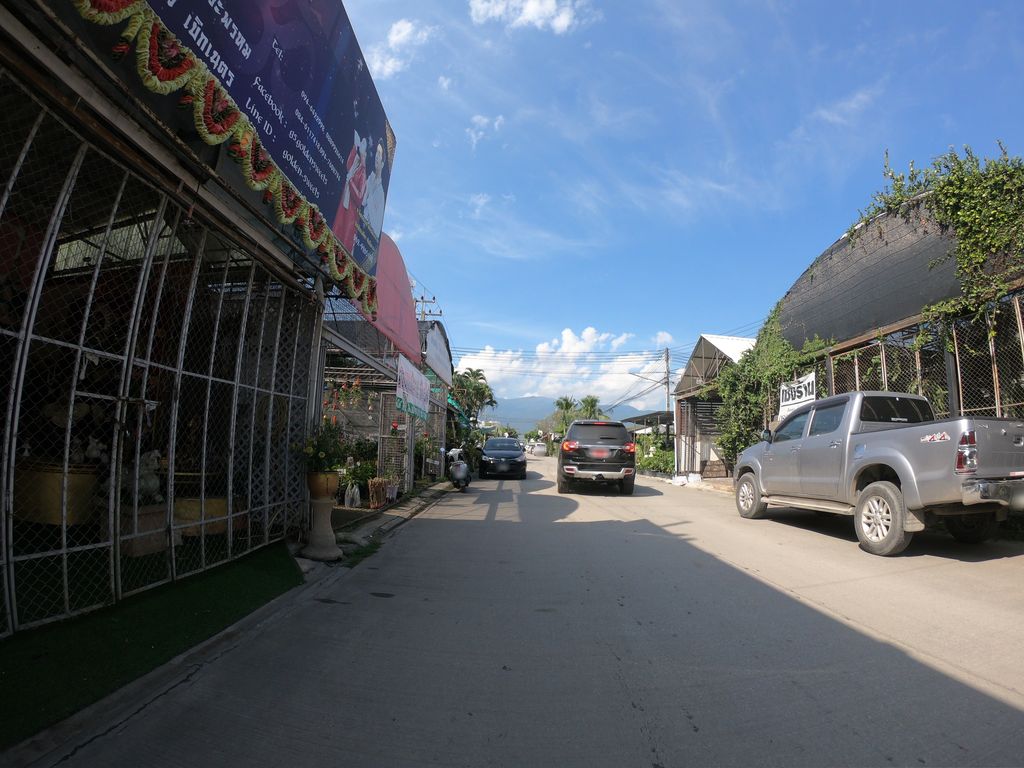 ภาพถนนตรงที่ Artgarden café ตั้งอยู่ ถ่ายโดย chanuwath_grab พ.ศ. 2562 (2019) · A street-level view of where Artgarden café stands, by chanuwath_grab in 2562 (2019)