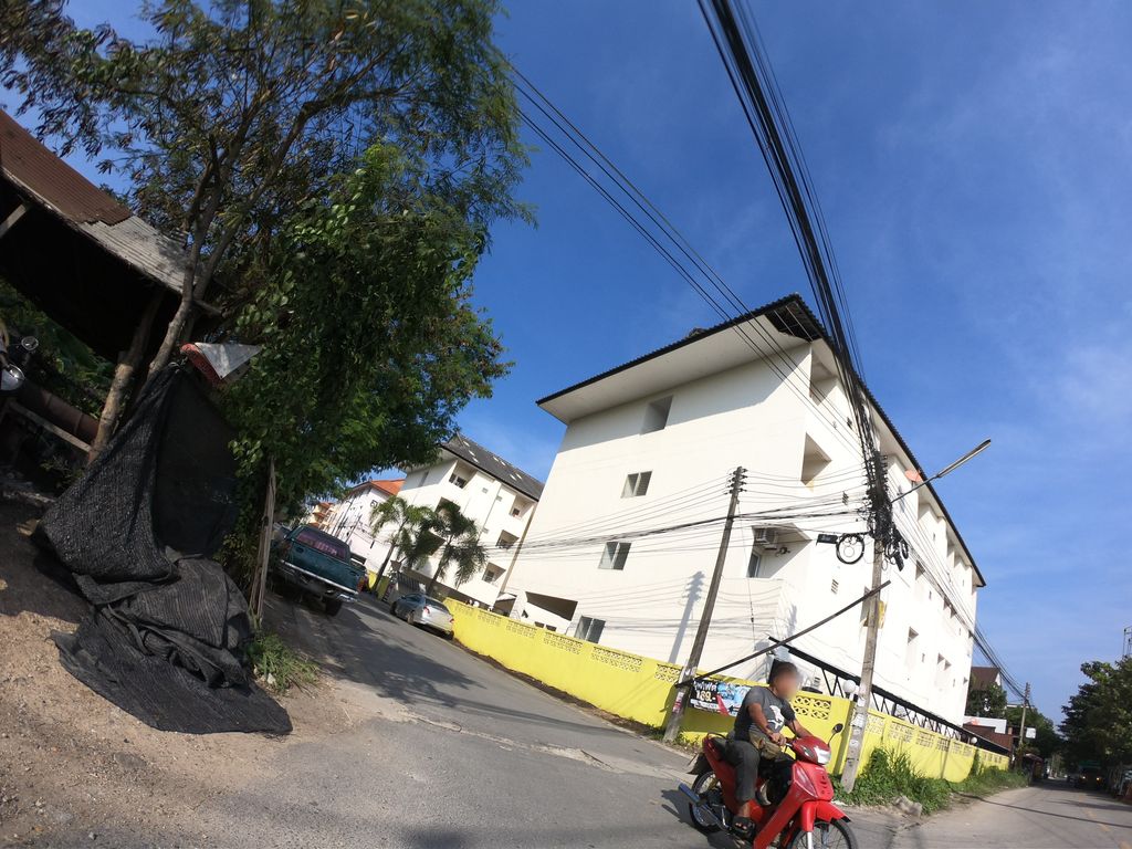 ภาพถนนตรงที่ ลุงใหญ่ส้มตำไก่ย่าง ตั้งอยู่ ถ่ายโดย chanuwath_grab พ.ศ. 2562 (2019) · A street-level view of where ลุงใหญ่ส้มตำไก่ย่าง · Lungyai Som Tam Kainga stands, by chanuwath_grab in 2562 (2019)