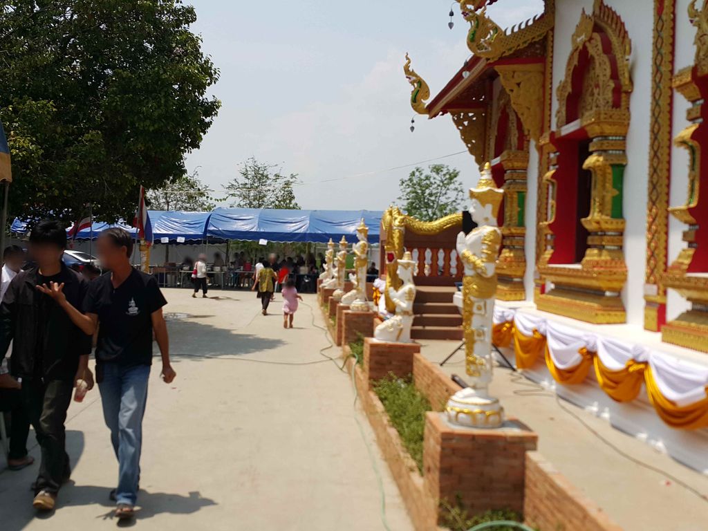 ภาพถนนตรงที่ วัดนาคาสถิตย์ ตั้งอยู่ ถ่ายโดย jrcarlsen พ.ศ. 2558 (2015) · A street-level view of where วัดนาคาสถิตย์ · Wat Na Kha Sathit stands, by jrcarlsen in 2558 (2015)