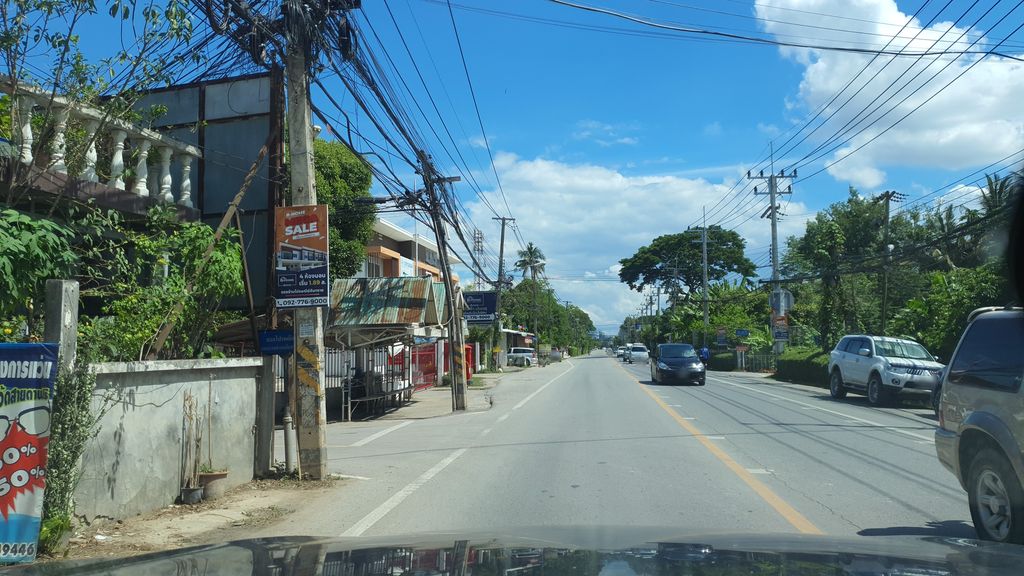 ภาพถนนตรงที่ I Am Music - ไอแอมมิวสิค ตั้งอยู่ ถ่ายโดย jrcarlsen พ.ศ. 2564 (2021) · A street-level view of where I Am Music - ไอแอมมิวสิค stands, by jrcarlsen in 2564 (2021)